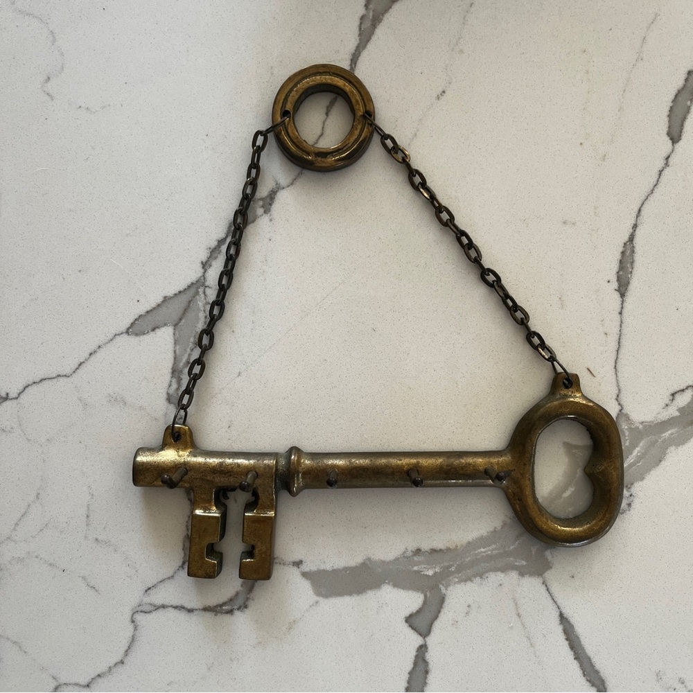 Vintage Brass Skeleton Key heart Wall Hanging Key Holder 5 Hooks 6” MCM midmod